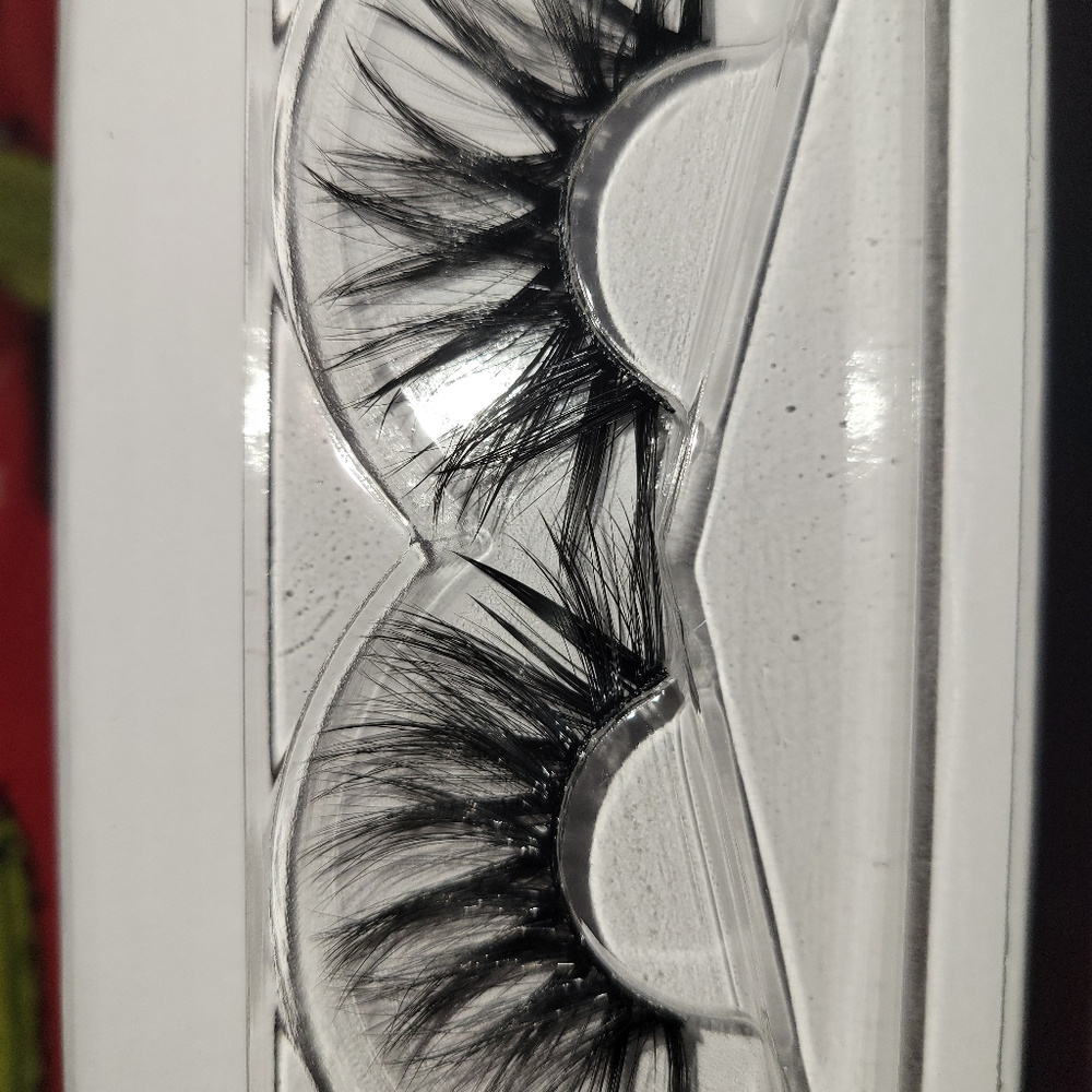 Lashes - Picture 2 of 3